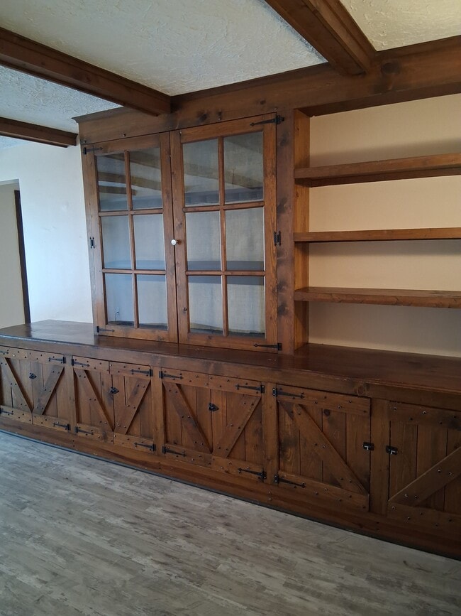 Sala de estar empotrada - 63 Edgewood Rd