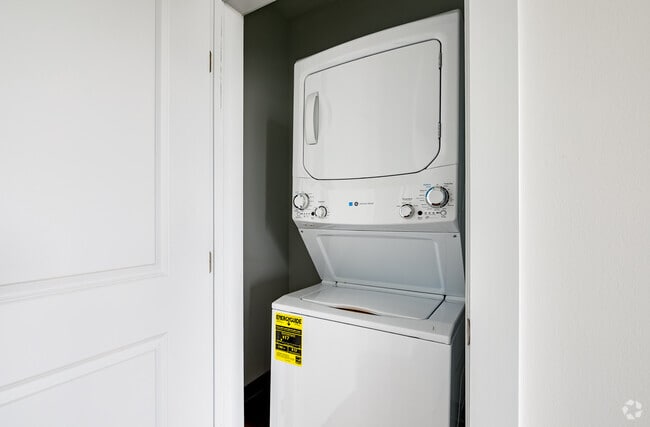 2BR, 2BA - 850SF - Laundry
