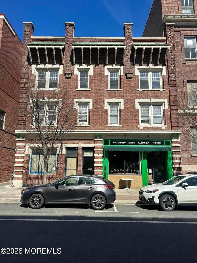 Building Photo - 513 Bangs Ave Unit 3