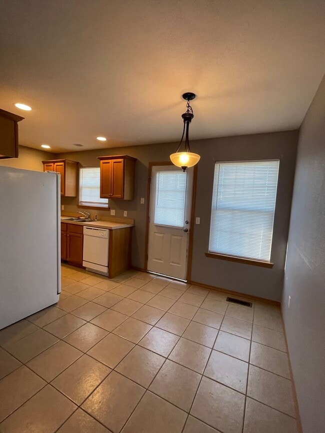 Photo - 3 Bedroom Home in Clever Available Now!