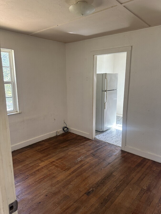 Photo - 907 E 14th St