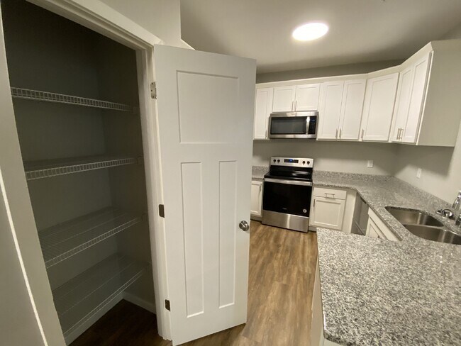 Photo - Modern Comfort Meets Urban Convenience in Longfellow! Unidad C
