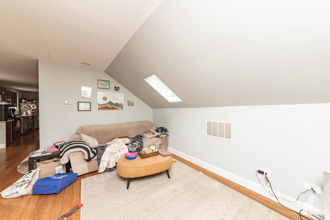 Building Photo - 848 N Wood St Unit 3 Rental