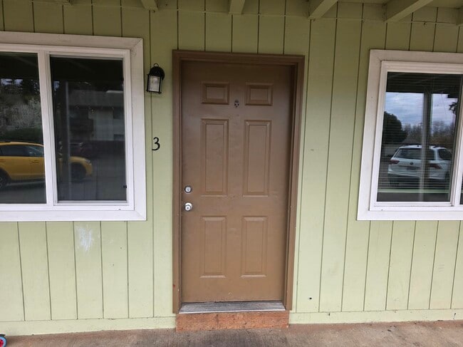 Photo - 300 Whitesell Ave W