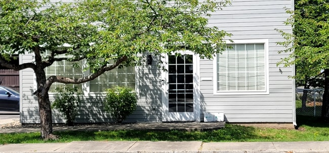 Building Photo - 417 N Henry St Rental