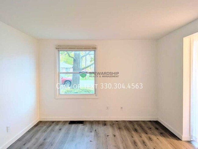 Photo - 372 Oak Mnr Ave NE