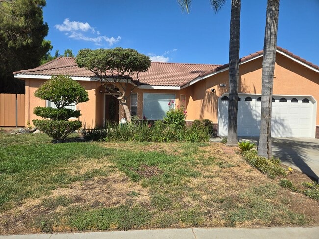 Three bedroom, fresh paint and pool! - Three bedroom, fresh paint and pool! Casa