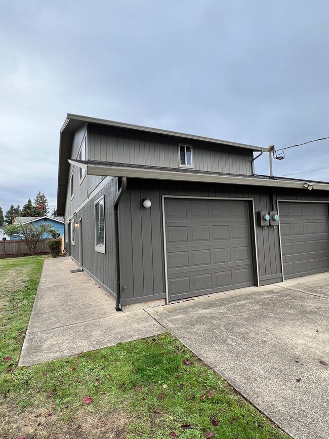 Building Photo - Updated Two Bedroom Rental