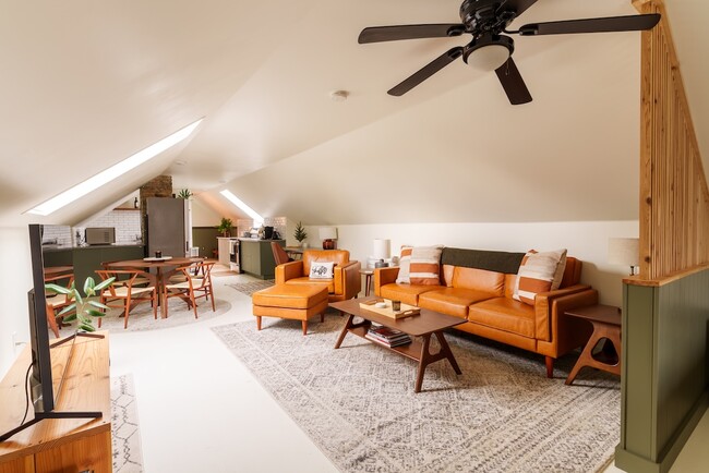 Building Photo - 824 5th St NE Unit Attic Loft