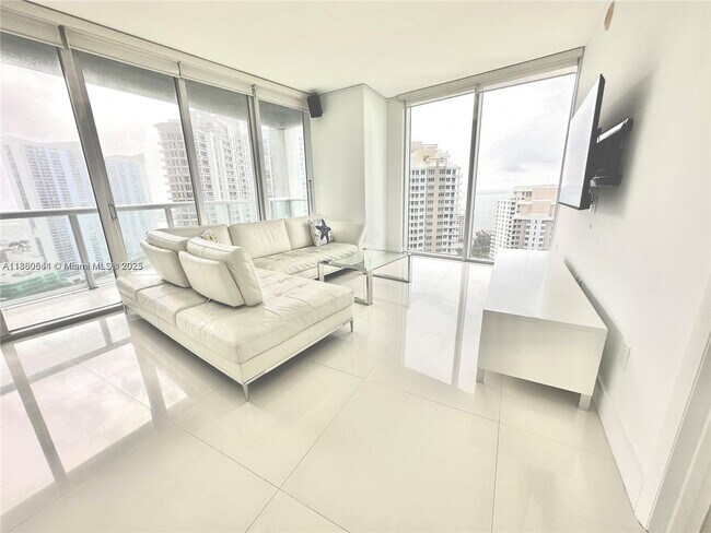 Photo - 495 Brickell Ave Unidad 2702