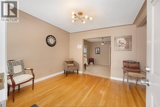 Photo - 907 Gladstone Ave