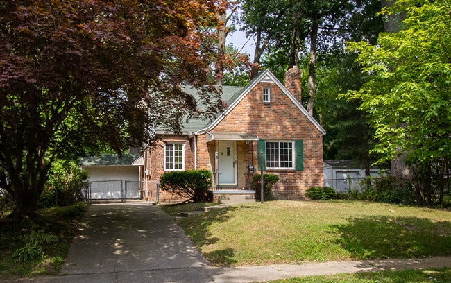 Building Photo - 2424 Lambert Dr