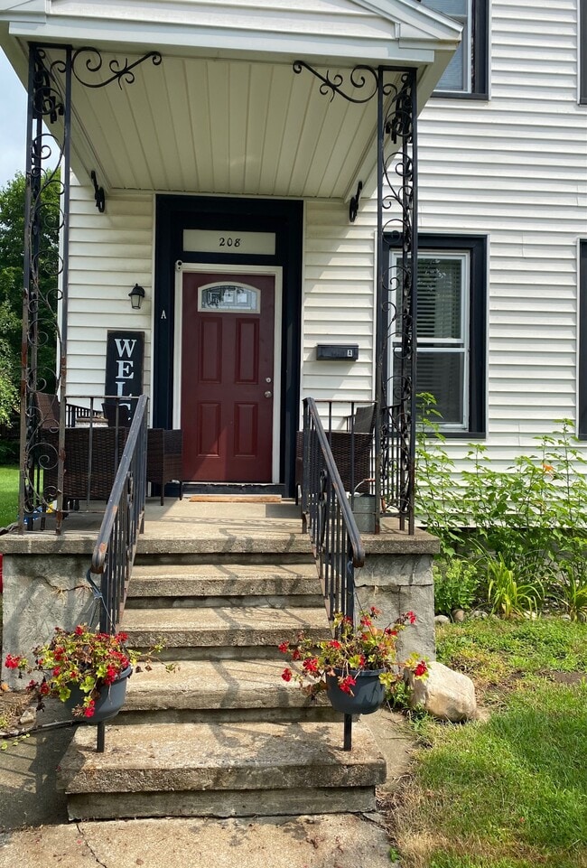 Building Photo - 208 Warren St Unit C