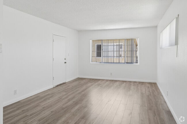 2BR, 1BA - 565SF - Living Room