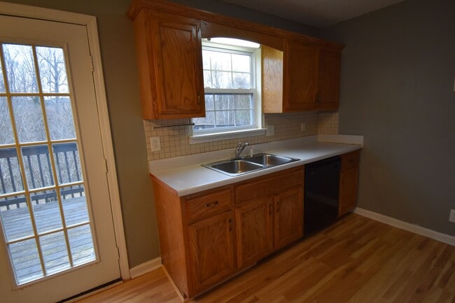 Photo - 3 Bedroom Pet Friendly Home For Rent Near ...