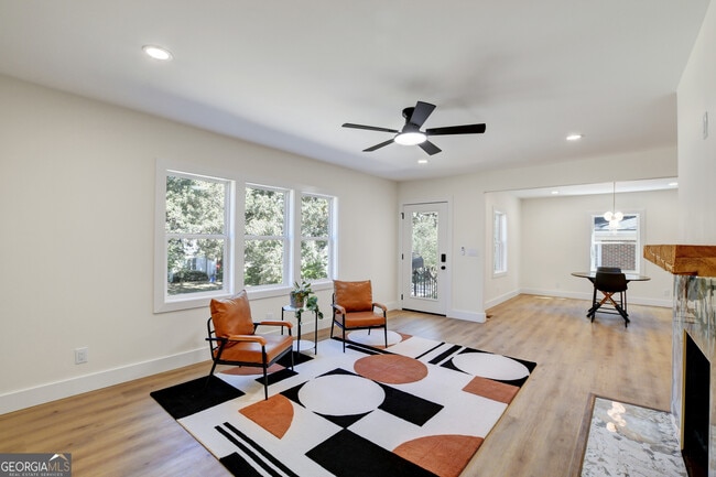 Photo - 458 Shannon Dr SW