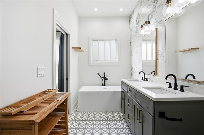 Photo - 1025 Oak St SW