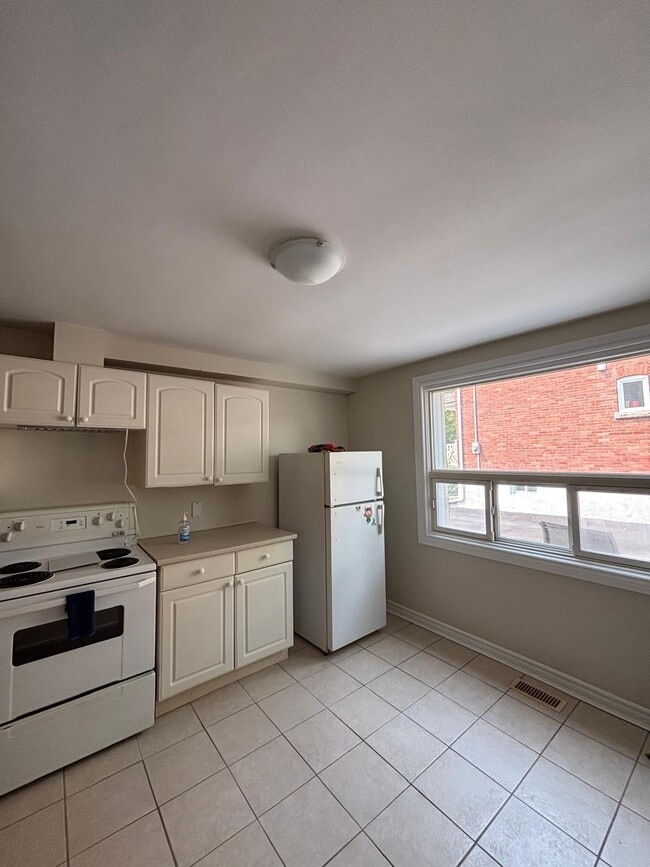 Building Photo - 85 Centre St W Unit 1 Bed 1 Bath Apartment