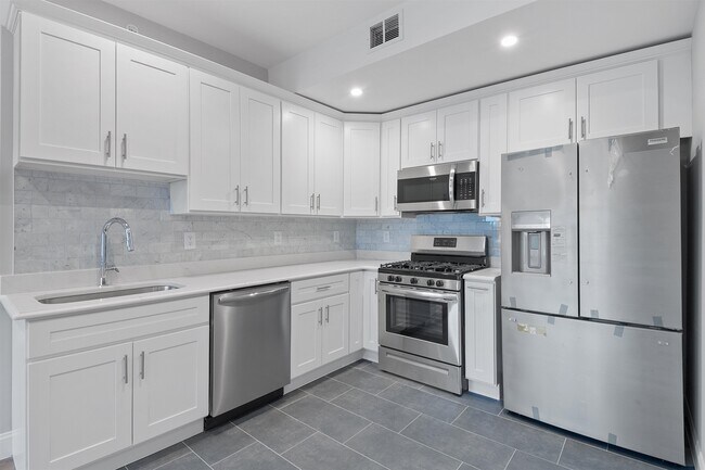 Building Photo - 311-315-315 West Side Ave Unit 202