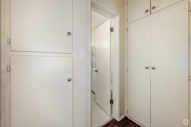 1BR, 1BA - 600SF - Storage