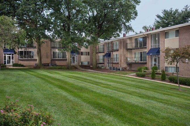 Professionally maintained grounds at Carrollon Manor Apartments in New Carrollton, MD