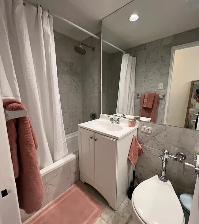 Photo - 210 E 47th St