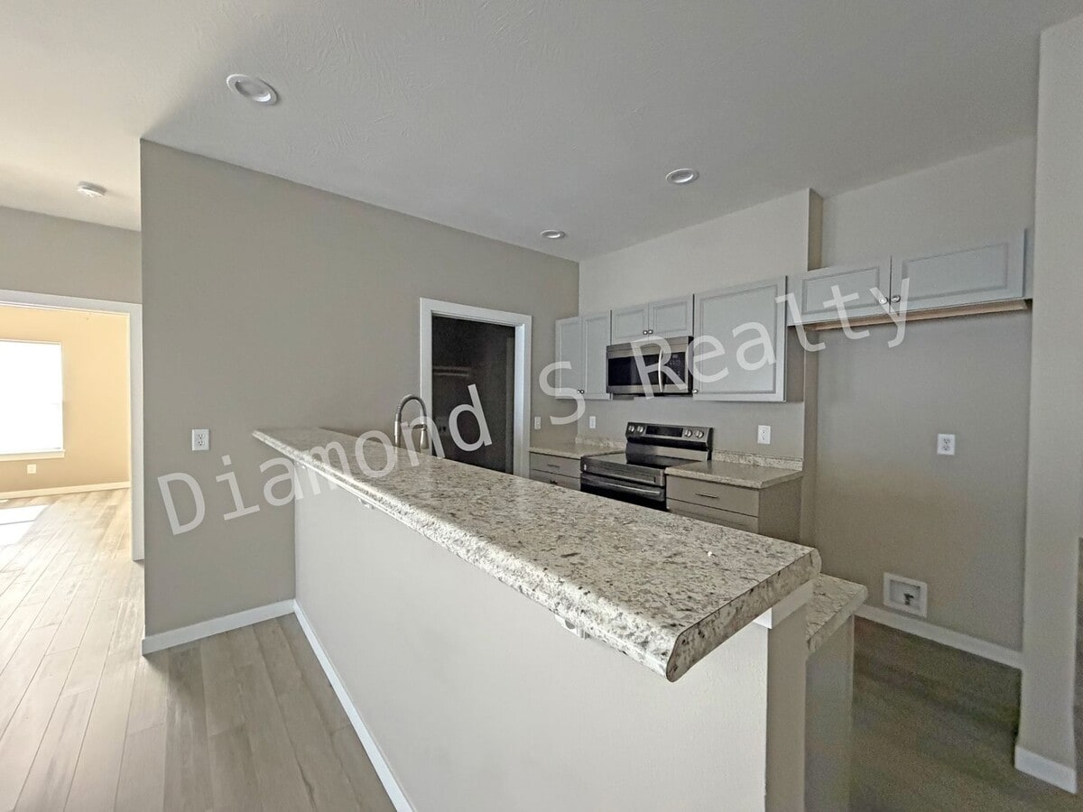 Photo - Georgeous 4 Bedroom Home - Ozark Schools!