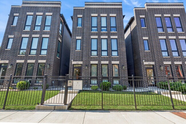 Building Photo - 4904 S St Lawrence Ave Unit 2