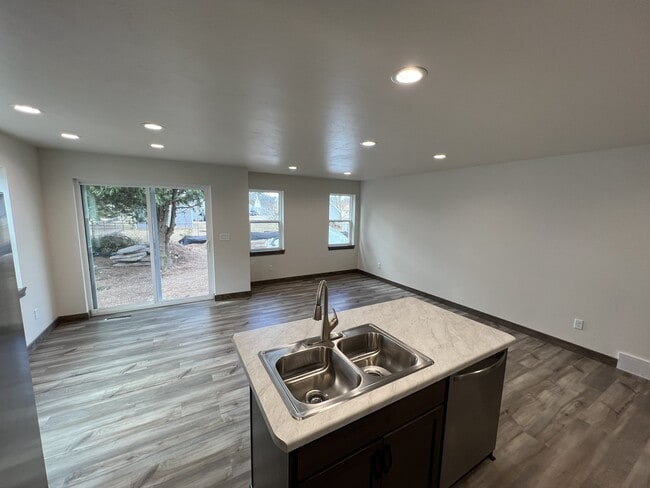 213 Kamps St