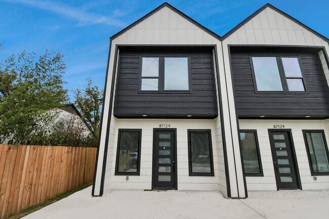 Photo - 7129 Sidney St