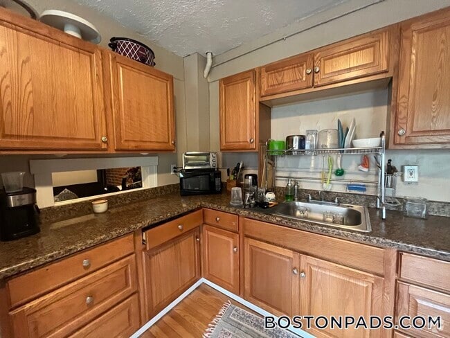 Building Photo - 10 Homer Square Unit 2