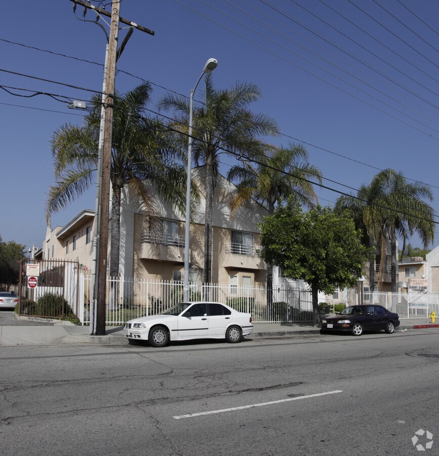 Laurel Canyon Gardens - Laurel Canyon Gardens Apartments
