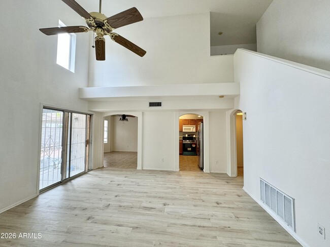 3040 E Wahalla Ln