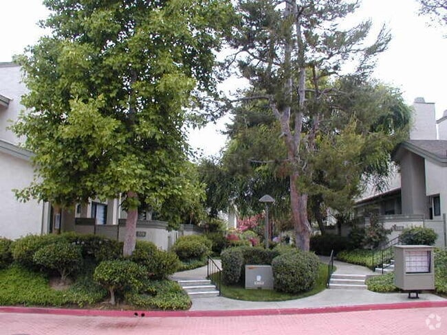 Building Photo - La Jolla 3BR/2.5BA Townhouse @ Eastbluff N...