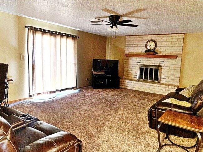 Photo - 3 Bedroom, 2 Bath, 2 car garage