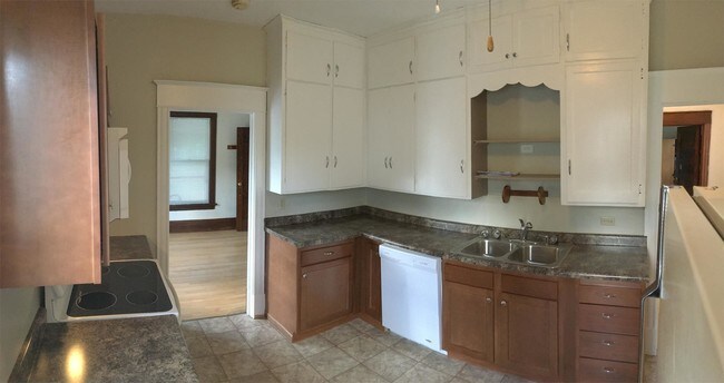 Photo - 1044 College St N