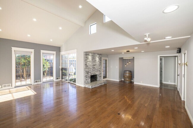 Photo - Beautifully Appointed 5 Bed, 4 Bath Executive Home