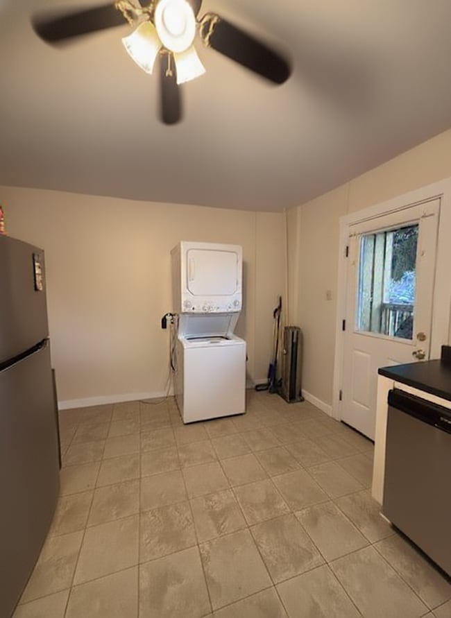 Kitchen, washer/dryer - 721 E Main St