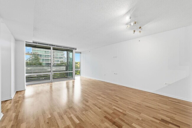 Photo - 9725 Woods Dr Unit 507