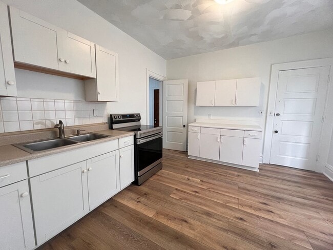 Photo - 857 Fairmount St SE