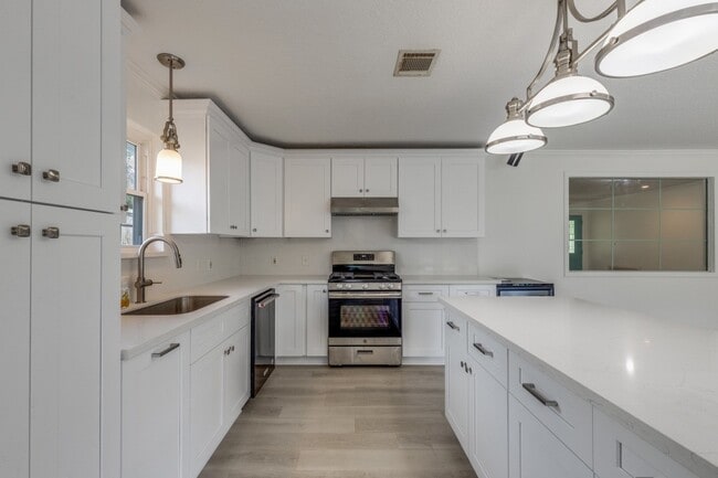 Building Photo - 6903 Alderney Dr