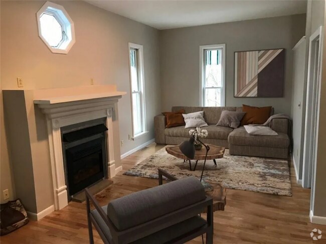 Building Photo - 305 E Main St Rental