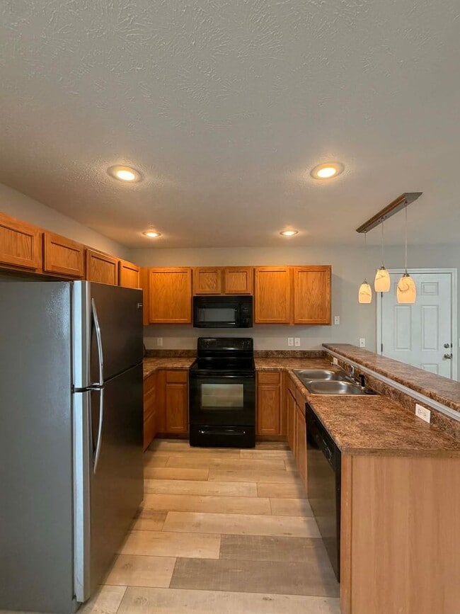 Photo - BEAUTIFUL 3 BEDROOM / 2 BATHROOM HOUSE IN JOPLIN MO- 2 CAR GARAGE!!