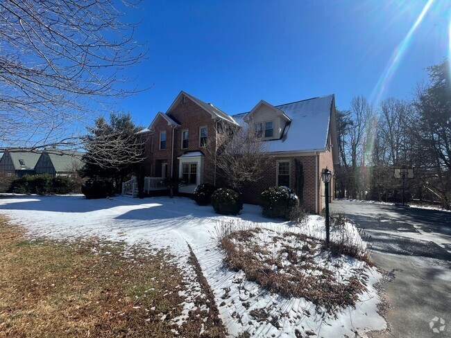 Building Photo - Gorgeous Home in Forest w/2 Car Garage