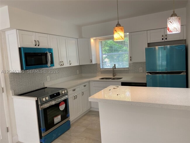 Building Photo - 601 SE 5th Ct Unit 208