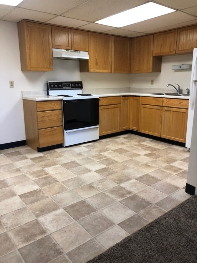 Building Photo - Pet Friendly! Great 2 bedroom one bath gar... Unit 03 Rental