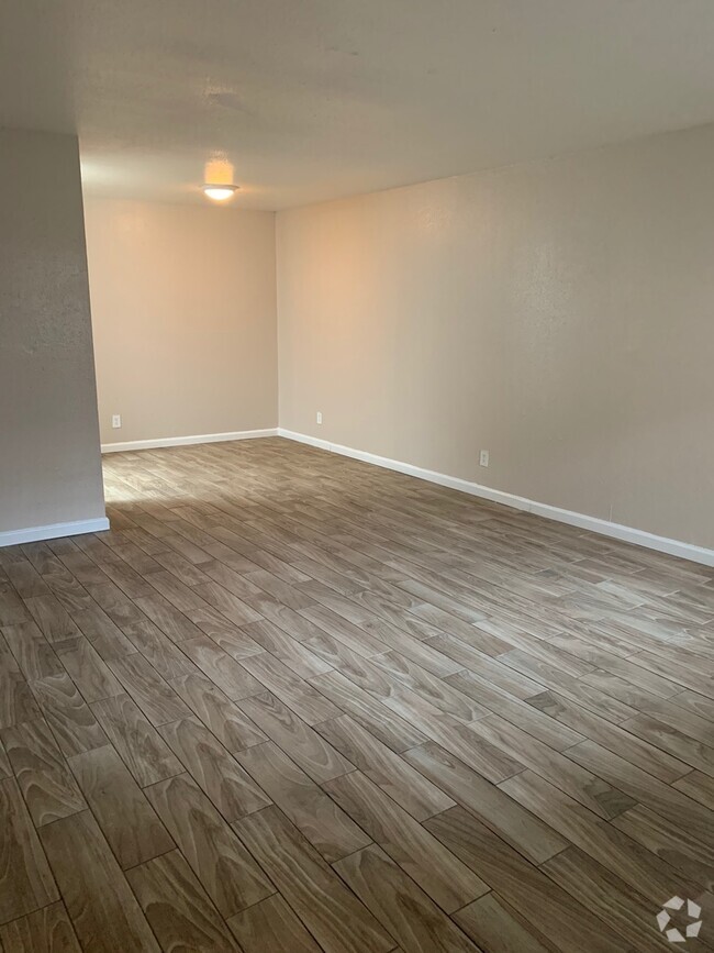 Building Photo - 3 bed, 2 bath 1st floor condo
