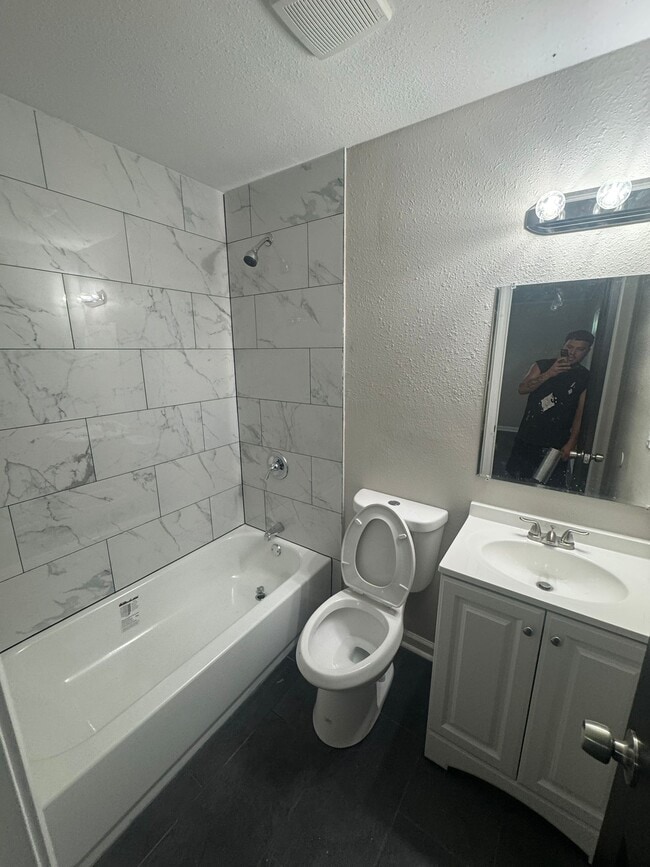 Photo - 1490 Hugenot St