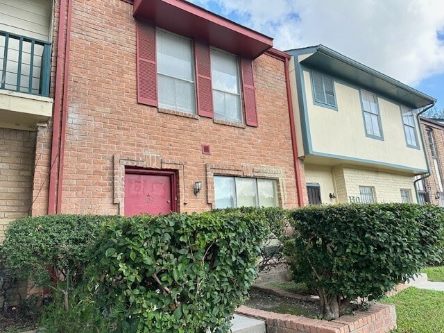 Building Photo - 7700 Creekbend Dr Unit 109