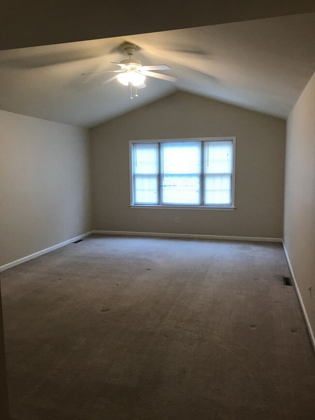 Photo - Spacious 3 bedroom 2.5 bedroom townhouse available early January!